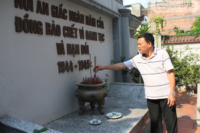 Ông Đặng Văn Tuyến hàng ngày vẫn đều đặn hương khói cho vong linh những đồng bào đã khuất